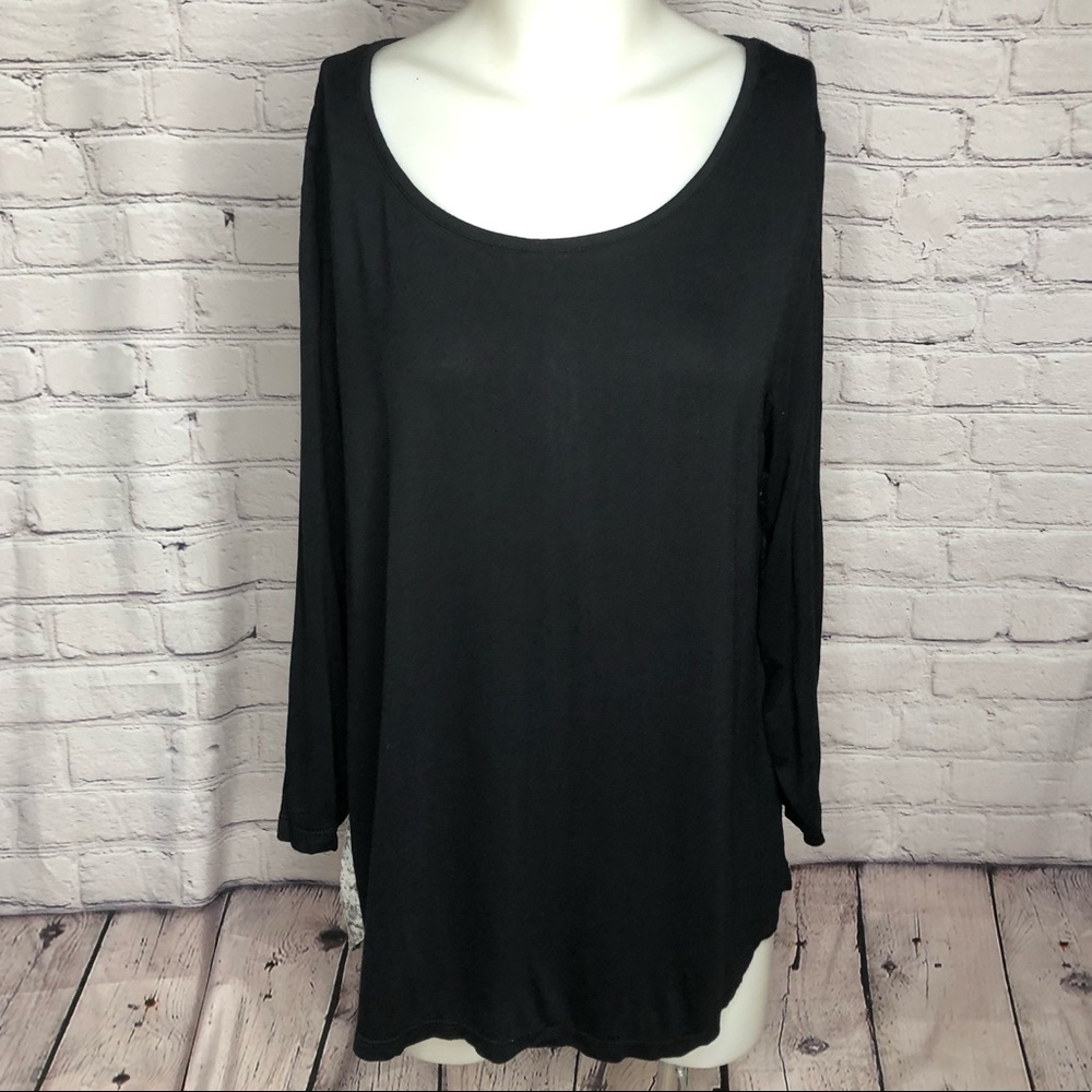 Rose & Olive black front top with black & white speckled button down back large